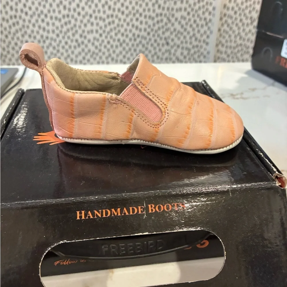 Freebird baby kick pink crocodile shoes size 12-18 months NWT